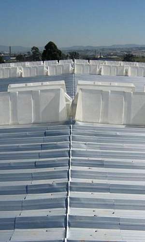 Clarabóia com ventilação para telhado Clarabóia com ventilação para telhado